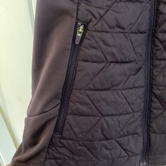 North Face Vest! Beautiful deep purple/plum! Great fit! Perfect length and layer - Picture 3 of 8